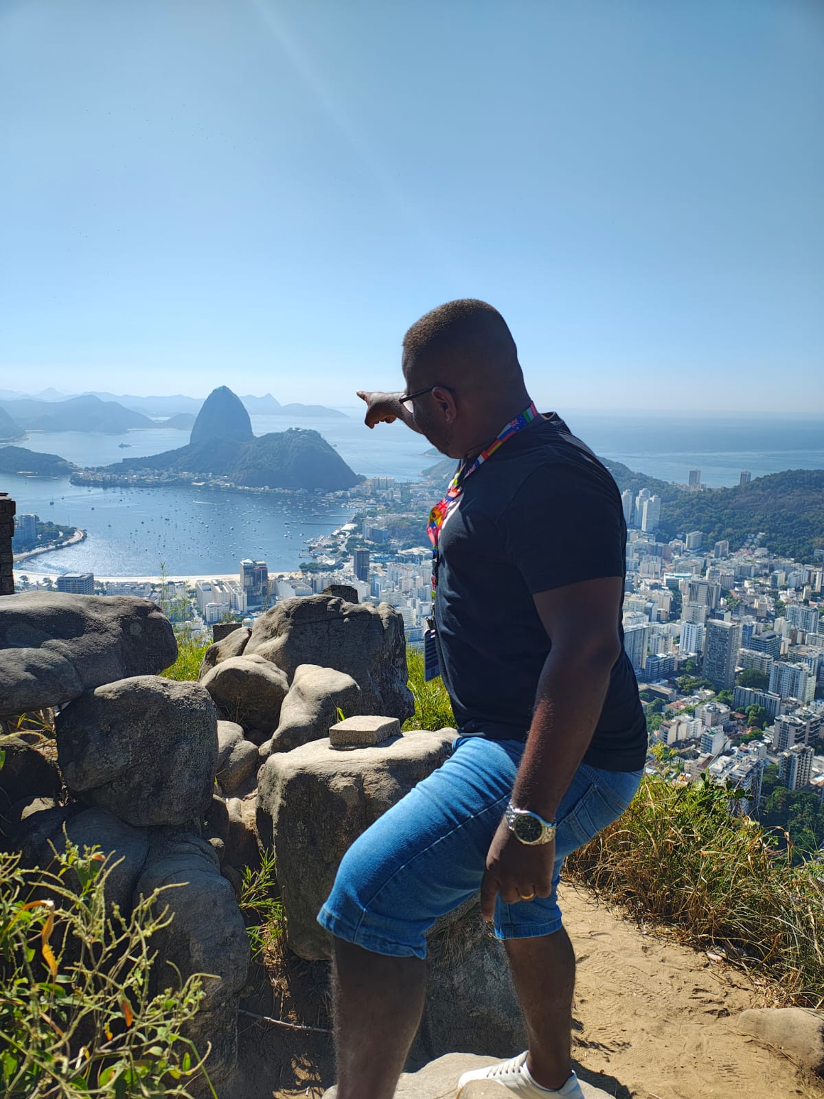 Apontando para o Pão de Açúcar